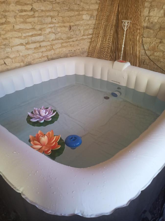 Grande Chambre D'Hote Pour 4 A 5 Personnes Bed and Breakfast Chef-Boutonne Exterior foto